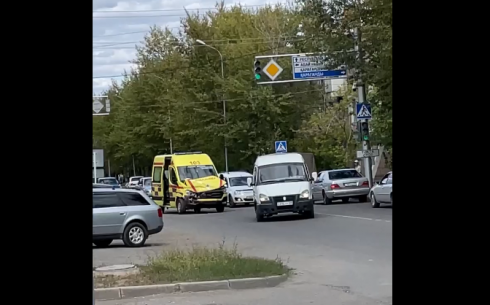 В Темиртау машина скорой помощи столкнулась с автобусом