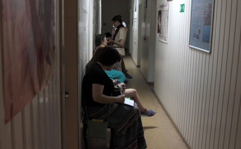 В Караганде женщину заставили ехать проходить флюорографию на следующий день после родов 