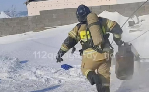 В селе Кокпекты пожарный вынес из горящего дома газовый баллон