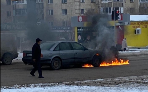 Автомобиль загорелся на проезжей части в микрорайоне Восток-2 в Караганде
