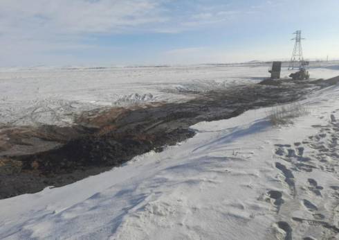 Восемь тонн серной кислоты разлилось на трассе в Карагандинской области