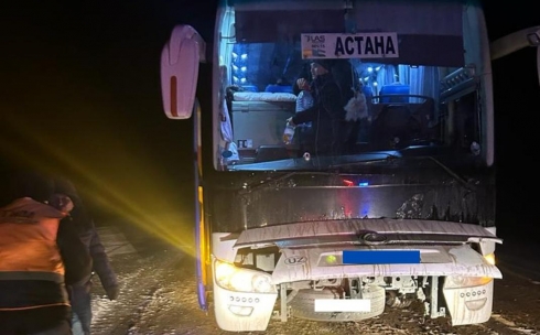 Из неисправного автобуса на трассе Карагандинской области спасатели эвакуировали 28 человек