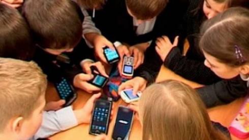 МОН РК: школьникам не запрещено пользоваться мобильными телефонами