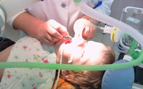 В Караганде умер двухлетний ребенок после введения внутривенной анестезии в одной из стоматологических клиник города