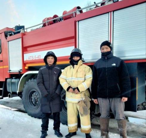 Братья-школьники спасли пожилых соседей из пожара в Караганде