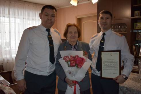 Карагандинские военнослужащие поздравили ветерана Великой Отечественной войны Марию Ефимовну Шинкевич с Международным женским днем 8 марта