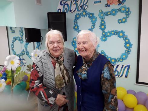 91-летние подруги встретились на юбилее детского дома в Караганде