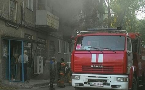 В Караганде из горящего подъезда пятиэтажного жилого дома спасено 5 человек