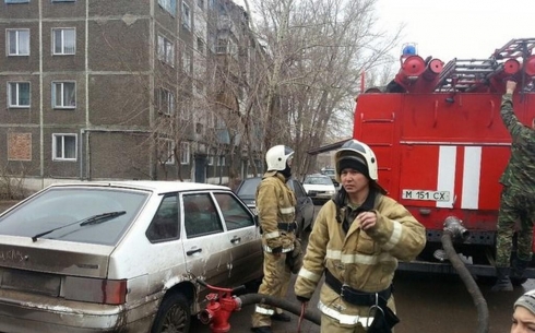 В Караганде пожарным пришлось отодвигать автомобили, чтобы добраться до воды