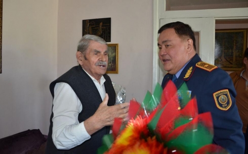 Начальник ДВД Карагандинской области поздравил ветеранов с 70-летием Победы