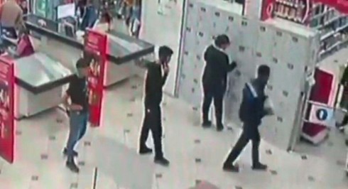 Кражу в супермаркете раскрыли с помощью камеры видеонаблюдения в Караганде