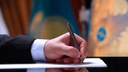 Токаев подписал поправки о поддержке казахстанцев, работающих во вредных условиях