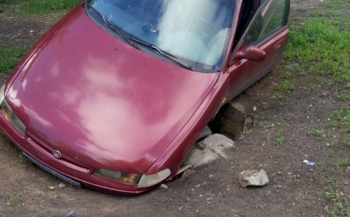 В Караганде уже не одна машина упала в яму на Востоке-5 