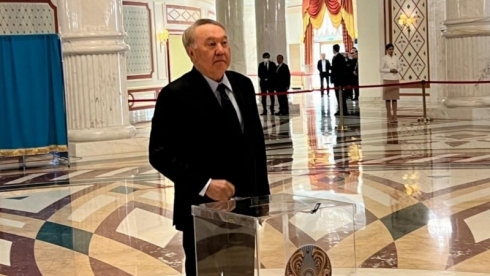 Назарбаев проголосовал на референдуме