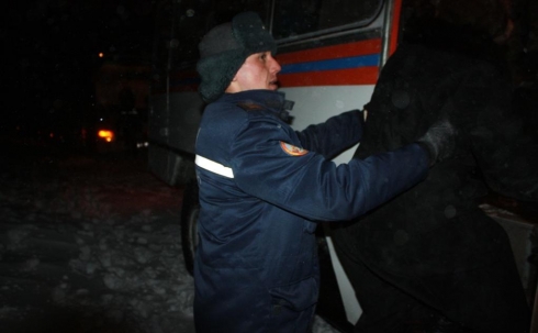Спасатели эвакуировали из автобуса 57 человек в Абайском районе