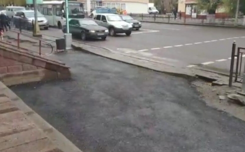 В Караганде подрядчик пообещал полностью отремонтировать тротуар возле магазина «Дамежан»
