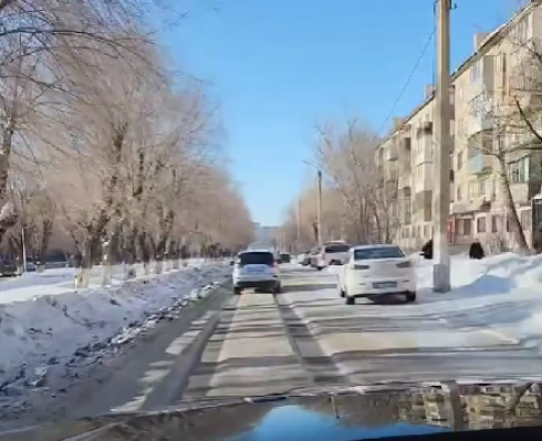 Малую дорогу на проспекте Нуркена Абдирова расчистили от наледи