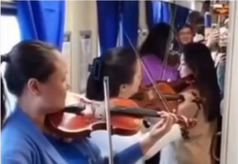 Скрипачки устроили предновогодний концерт в поезде Караганда – Омск