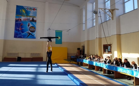В Караганде проходят республиканские соревнования по спортивной акробатике