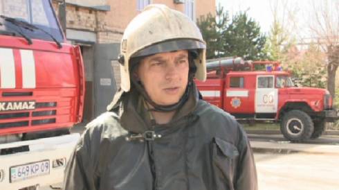 Командир карагандинского отряда огнеборцев получил медаль за спасение детей