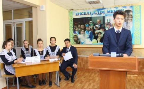 В школах Жезказгана Карагандинской области проходят интеллектуальные игры и дебаты по переходу на латиницу