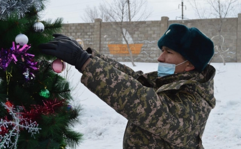 Военнослужащие Карагандинского гарнизона помогли детскому дому построить снежный городок
