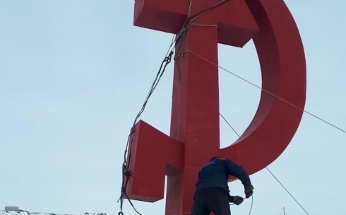 Современность против коммунизма: в Карагандинской области местные жители снесли серп и молот и установили государственный флаг