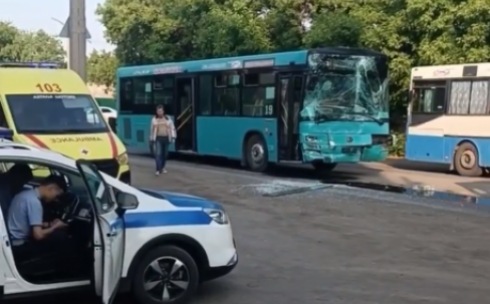 В Караганде сбитая автобусом на пешеходном переходе женщина получила серьёзные травмы
