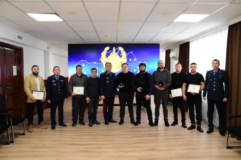 Полицейские наградили группу джиперов из Караганды, участвовавших в спасении людей на трассах региона