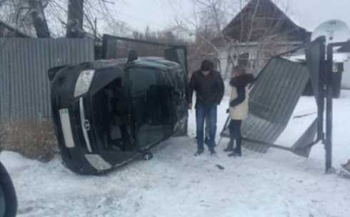 В Караганде на улице Попова автомобиль снес ворота в частном доме
