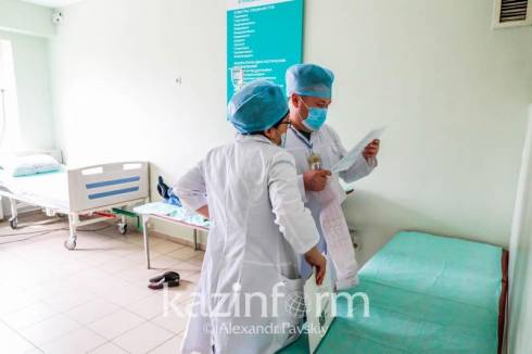 В Казахстане могут задействовать весь медперсонал для оказания помощи болеющим коронавирусом