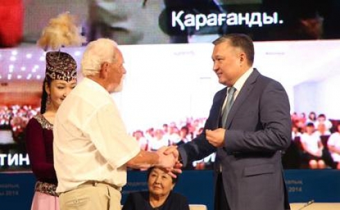 Аким Карагандинской области наградил ветеранов педагогического труда  