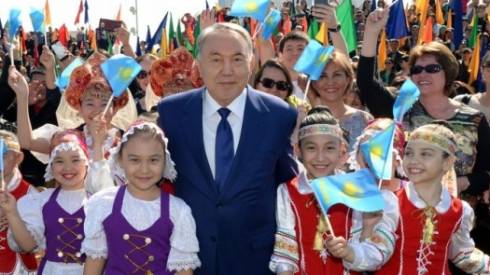 Назарбаев поздравил казахстанцев с Днём единства народа
