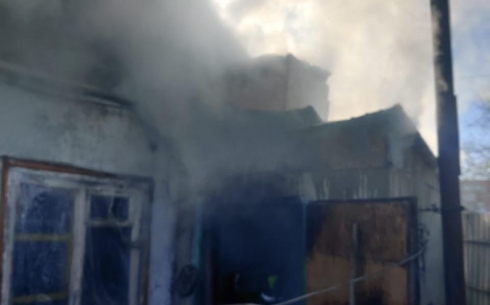 В Караганде мужчина получил ожоги рук, спасая свой дом от пожара