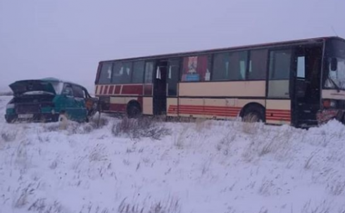 Три человека погибли при столкновении двух автобусов под Карагандой