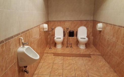 Туалетные кабинки без перегородок обнаружили в аэропорту Караганды