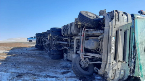 Водитель пострадал при опрокидывании фуры в Карагандинской области
