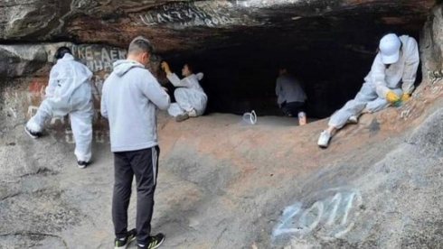Волонтёры удаляют наскальные надписи в Каркаралинском нацпарке
