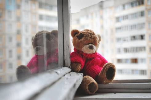 Трехлетний ребенок выпал из окна третьего этажа в Караганде