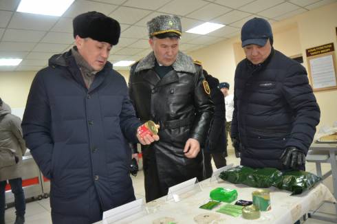 Аким Карагандинской области посетил гвардейцев