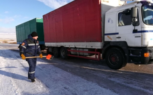 Спасательный пост организован на труднопроходимом участке автодороги в Карагандинской области