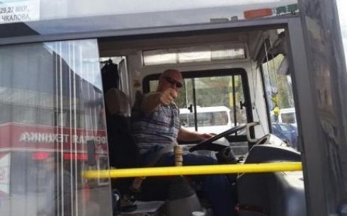 Водитель автобуса в Караганде показал дулю пассажирке