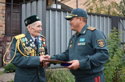 Военнослужащие Карагандинского гарнизона поздравили ветерана ВОВ Исмагила Галиуллина с Днем танкиста