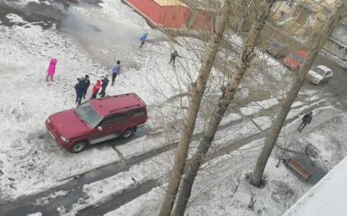 Карагандинцы жалуются на плохое состояние внутридворовых дорог в весенний период