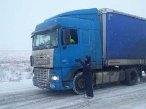 Спасатели помогли гражданину Узбекистана на трассе в Улытауской области