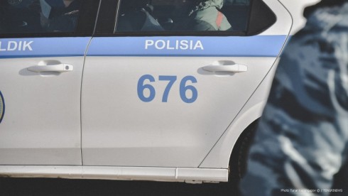 Вымогавших на трассе у иностранцев 40 тысяч рублей полицейских ищут в Карагандинской области