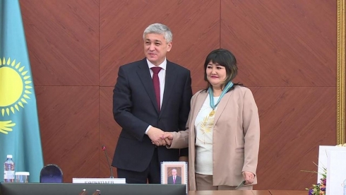 Аким Карагандинской области поздравил женщин с 8 Марта