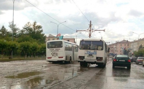 В Темиртау водителей автобусов могут лишить прав за гонки по трамвайным путям