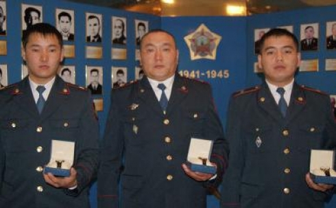 Патрульных, спасших из пожара в Темиртау 7 человек, наградили наручными часами