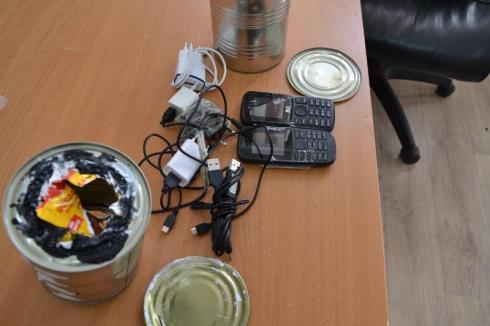 Телефоны в консервах пытались перенести в колонию в Карагандинской области